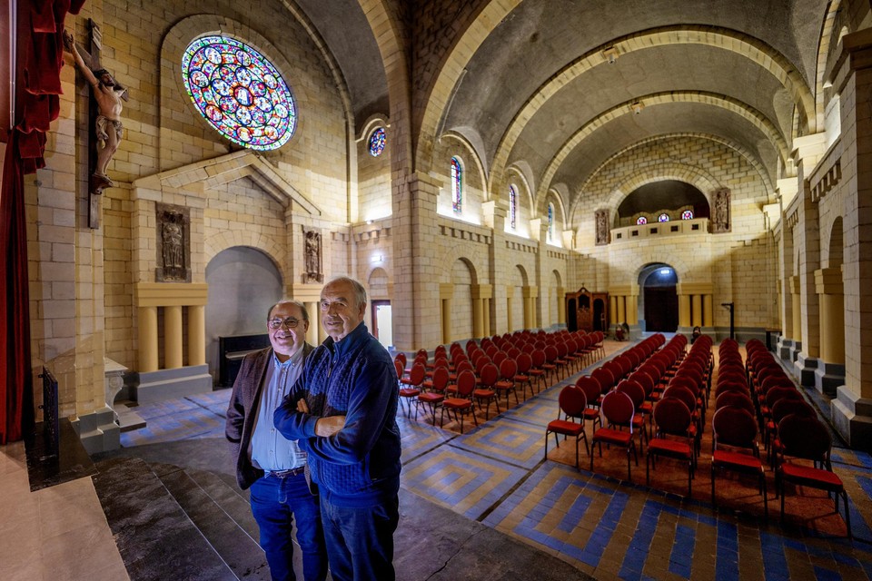 Jean Boelen (rechts) en Michel Maes in de kapel van huize Opveld: de nieuwe cultuurtempel in Heer. — © Harry Heuts